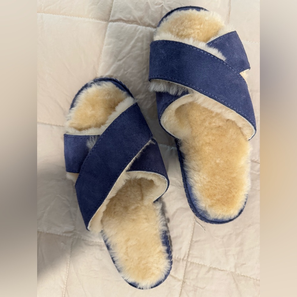 LL Bean Women's Blue Shearling Scuff Style Slippers